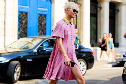 atmosphere details, detail, fashion week, frenchystyle, FW, horizontal, jonathan paciullo, MENSWEAR, olga karput, PARIS, PFW, pink dress, SPRING SUMMER 2018, SS 18, street style, sunglasses