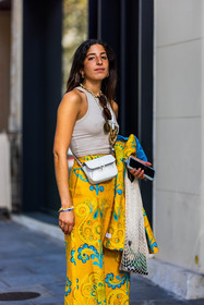beige mules, beige sandals, beige tank top, color, crossbody bag, fishnet bag, flare pants, floral pants, floral print, flower print, jw anderson bag, mules, pants, print, printed pants, Selma Kaci, tank top, white bag, yellow pants, street style, jonathan paciullo, FW, frenchystyle, fashion week, PFW, PARIS, SPRING SUMMER 2022, SS 22, vertical, atmosphere details