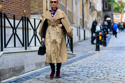 atmosphere details, beige coat, black bag, fashion week, frenchystyle, full length, FW, horizontal, jonathan paciullo, jw anderson, leather bag, leather shoes, LFW, LONDON, red boots, SPRING SUMMER 2018, SS 18, street style, trench coat