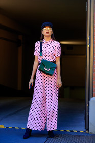 black hat, black shoes, fashion week, frenchystyle, full length, FW, graphic dress, green bag, high heels, jonathan paciullo, leather bag, leather shoes, MFW, MILAN, pink dress, polka dot, printed dress, SPRING SUMMER 2018, SS 18, street style, sunglasses, vertical