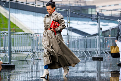 atmosphere details, AUTUMN WINTER 2017-2018, AW 17-18, balenciaga, beige coat, beige shoes, FALL WINTER 2017-2018, fashion week, frenchystyle, full length, FW, FW 17-18, geometric, graphic bag, high heels, horizontal, jonathan paciullo, leather bag, leather shoes, PARIS, PFW, printed bag, red bag, street style, striped bag, trench coat, trousers