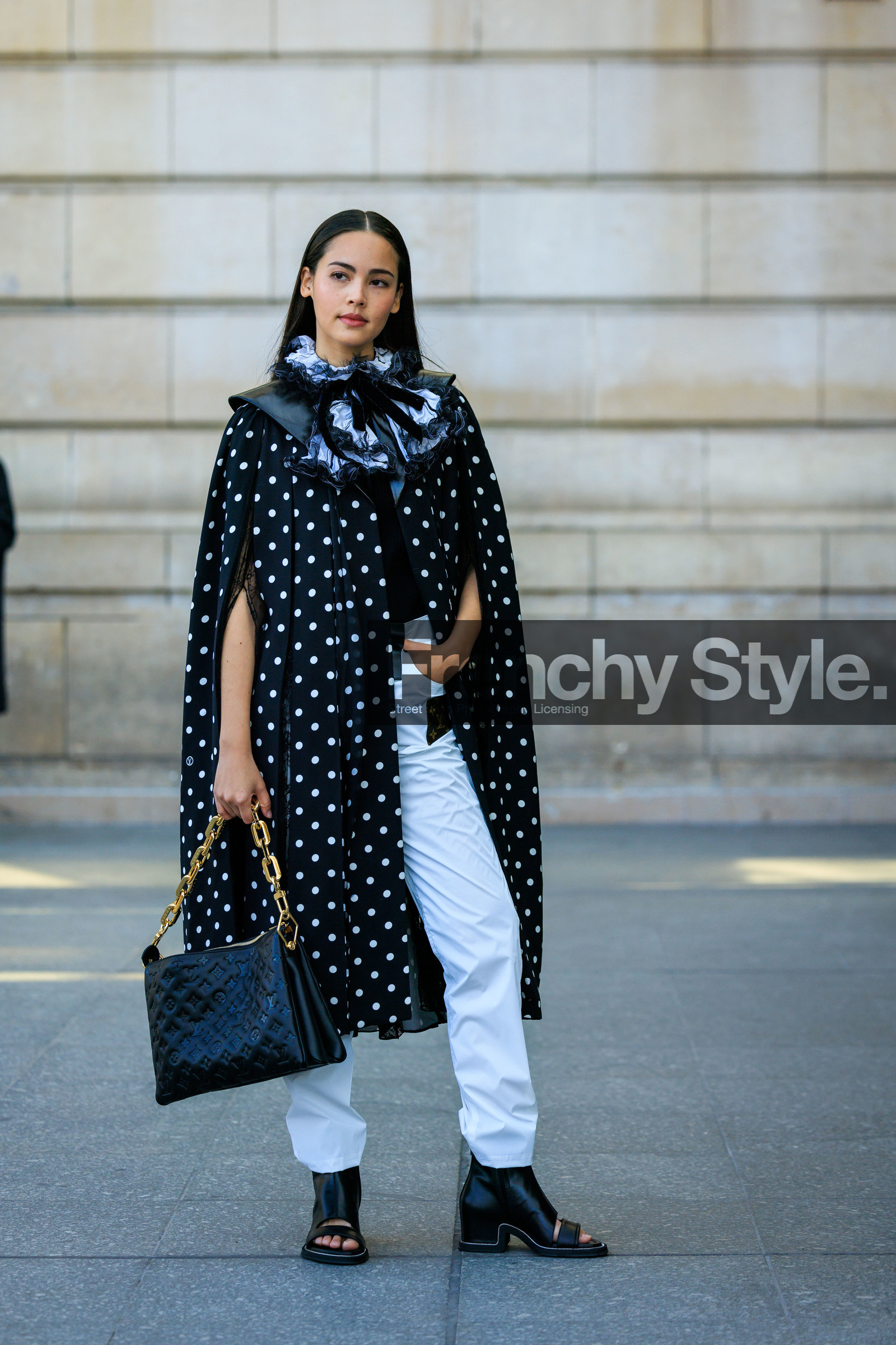 louis vuitton, black cape, polka dots cape, white trousers, black heels, black sandals, ruffle collar, black handbag, chain handbag, logo bag, louis vuitton bag, pillow handbag, yoyo cao, street style, jonathan paciullo, FW, frenchystyle, fashion week, AUTUMN WINTER 2022-2023, FALL WINTER 2022_2023, FW 22-23, PFW, PARIS, full length, vertical