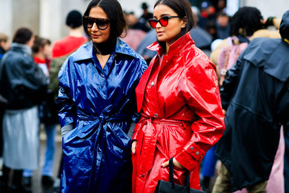 atmosphere details, AUTUMN WINTER 2017-2018, AW 17-18, blue coat, detail, FALL WINTER 2017-2018, fashion week, frenchystyle, FW, FW 17-18, horizontal, jonathan paciullo, leather coat, nausheen shah, PARIS, PFW, red coat, street style, sunglasses, trench coat, varnished leather, vinyl