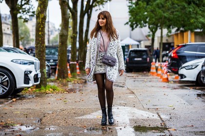 bag, black bag, chanel bag, chanel look, check, checked bag, jacket, Laure Hériard-Dubreuil, pink bag, pink t-shirt, print, short skirt, skirt, t-shirt, tweed bag, tweed jacket, tweed skirt, white jacket, white skirt, fashion week, frenchystyle, FW, jonathan paciullo, street style, PFW, PARIS, SPRING SUMMER 2022, SS 22, horizontal, atmosphere details, full length