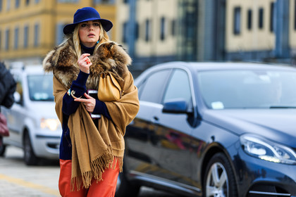 atmosphere details, AUTUMN WINTER 2016-2017, AW 16-17, beige bag, beige coat, blue hat, brown fur, detail, FALL WINTER 2016-2017, fashion week, fedora, frenchystyle, fringes, fur collar, fur scarf, FW, FW 16-17, horizontal, jonathan paciullo, leather bag, LFW, LONDON, MENSWEAR, natural fur, street style