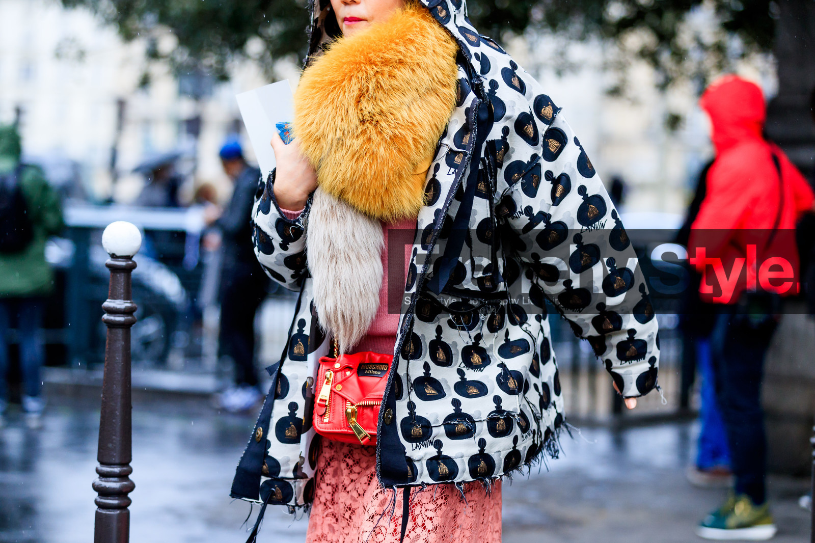 atmosphere details, AUTUMN WINTER 2017-2018, AW 17-18, detail, FALL WINTER 2017-2018, fashion week, frenchystyle, fur scarf, FW, FW 17-18, graphic coat, horizontal, jonathan paciullo, lanvin, leather bag, moschino, PARIS, PFW, pink skirt, pink sweater, printed coat, red bag, street style, white coat, yellow scarf