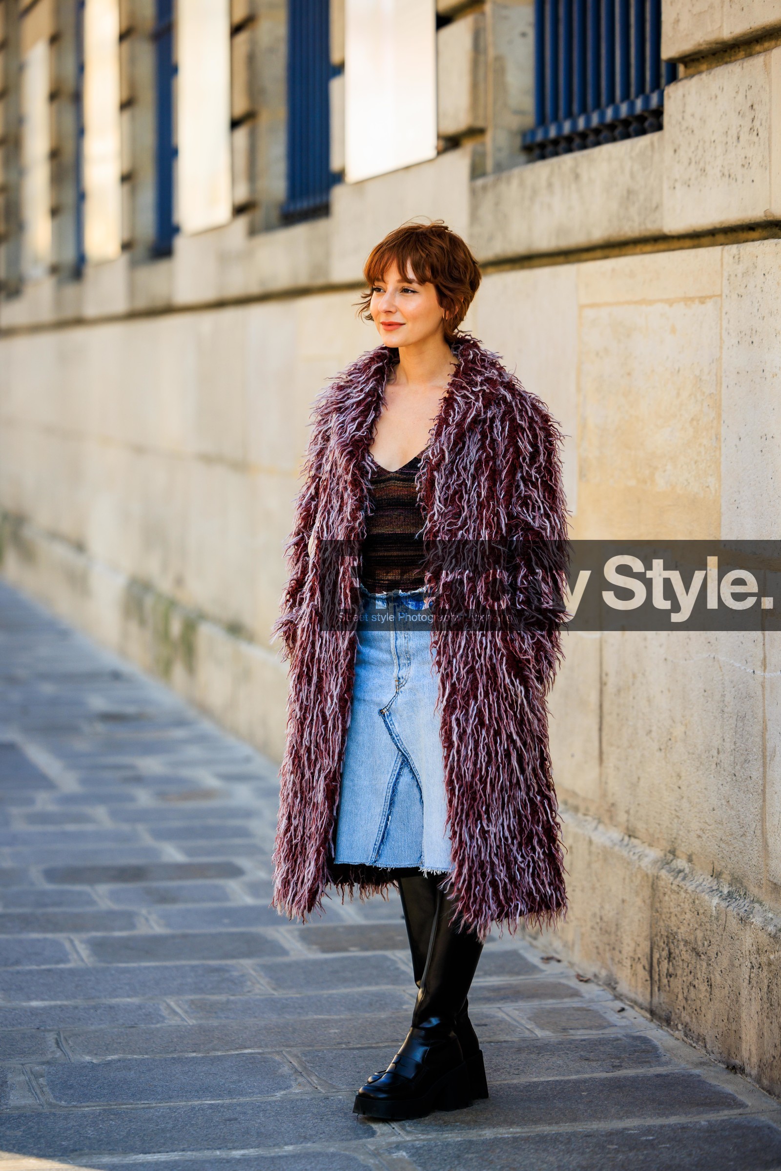 furry coat, burgundy coat, knitted top, black top, denim skirt, midi skirt, black boots, short hair, ginger hair, alyssa coscarelli, street style, jonathan paciullo, FW, frenchystyle, fashion week, AUTUMN WINTER 2022-2023, FALL WINTER 2022_2023, FW 22-23, PFW, PARIS, full length, vertical