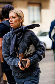 green bag, grey scarf, grey sweater, leather bag, suzanne koller, trousers, street style, jonathan paciullo, FW, frenchystyle, fashion week, MFW, MILAN, AUTUMN WINTER 2019-2020, AW 19-20, FALL WINTER 2019-2020, FW 19-20, vertical, atmosphere details, detail
