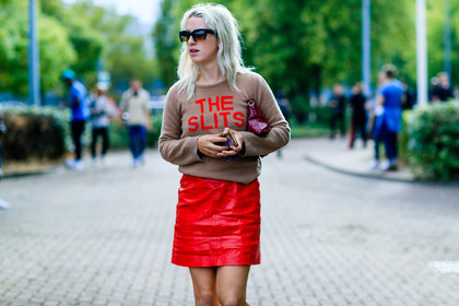 atmosphere details, bordeaux, burgundy, camel sweater, detail, fashion week, frenchystyle, FW, horizontal, jonathan paciullo, leather bag, leather skirt, LFW, LONDON, message, printed sweater, red bag, red skirt, SPRING SUMMER 2017, SS 17, street style, sunglasses, woman