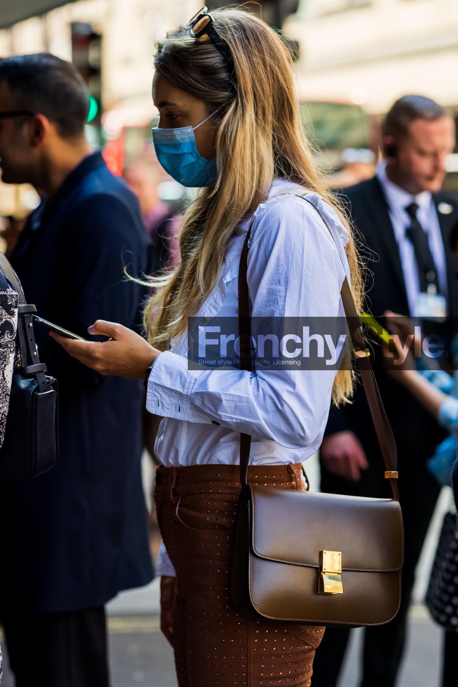 celine, crossbody bag, handbag, sunglasses, shirt, brown, pants, fashion week, frenchystyle, FW, jonathan paciullo, street style, SPRING SUMMER 2022, SS 22, LFW, LONDON, vertical, atmosphere details, detail