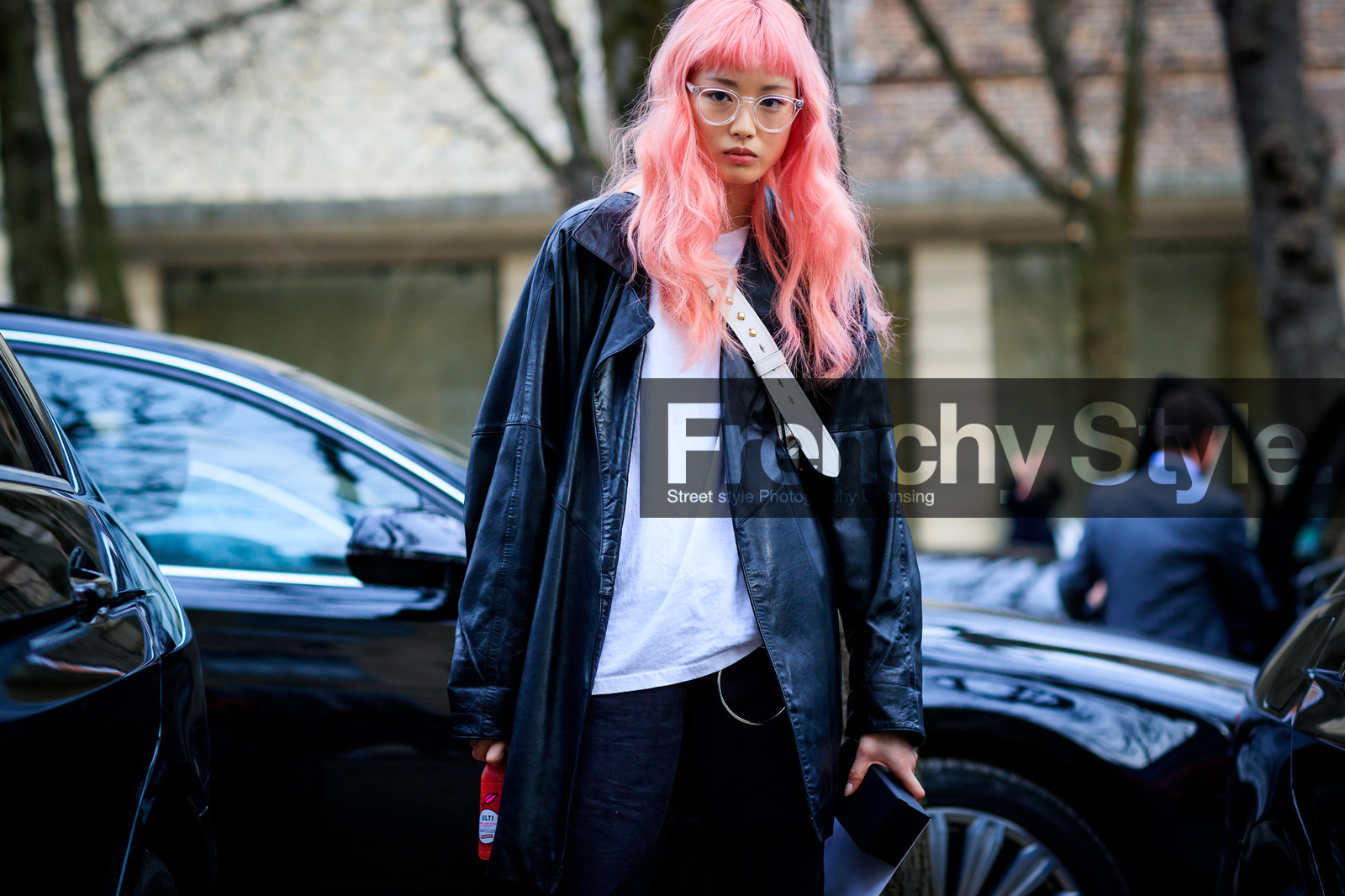 atmosphere details, AUTUMN WINTER 2017-2018, AW 17-18, black jacket, black pants, detail, dyed hair, FALL WINTER 2017-2018, fashion week, Fernanda Hin Lin Ly, frenchystyle, FW, FW 17-18, horizontal, jonathan paciullo, leather jacket, model, PARIS, PFW, pink hair, street style, trousers, white bag, white t-shirt