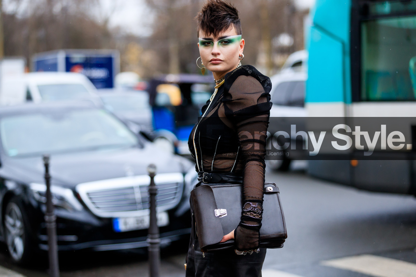 atmosphere details, AUTUMN WINTER 2017-2018, AW 17-18, black bag, black bra, black top, bracelet, brown bag, detail, eyeshadow, FALL WINTER 2017-2018, fashion week, frenchystyle, FW, FW 17-18, horizontal, jonathan paciullo, leather bag, PARIS, PFW, rings, see through, street style