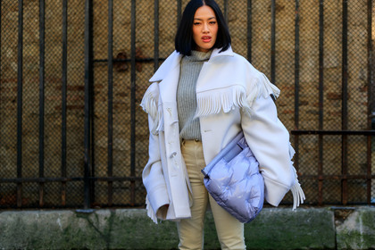 beige pants, denim pants, fringes, grey sweater, jeans, leather bag, maison martin margiela, purple bag, Tiffany Hsu, trousers, white denim, white jacket, PARIS, PFW, street style, jonathan paciullo, FW, frenchystyle, fashion week, AUTUMN WINTER 2019-2020, AW 19-20, FALL WINTER 2019-2020, FW 19-20, horizontal, atmosphere details, detail