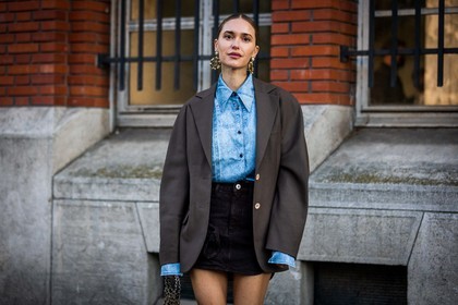 bag, black bag, black denim, black skirt, blazer, blue shirt, brown blazer, chanel earrings, denim shirt, denim skirt, earrings, gold bag, gold chain, gold earrings, mini skirt, oversize blazer, Pernille Teisbaek, shirt, skirt, statement bag, the attico skirt, street style, jonathan paciullo, FW, frenchystyle, fashion week, PFW, PARIS, SPRING SUMMER 2022, SS 22, horizontal, atmosphere details