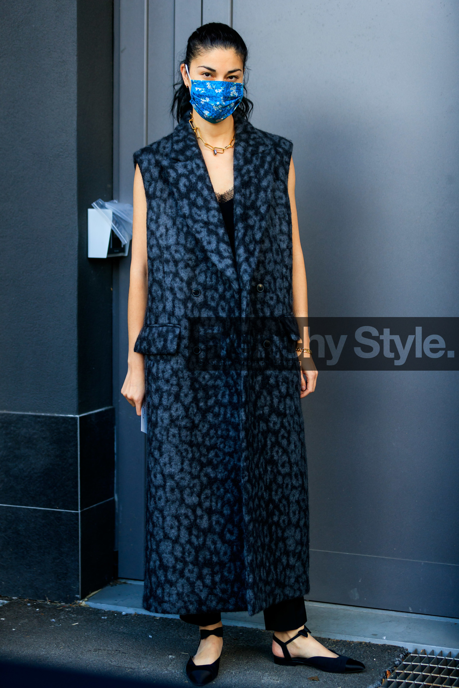 sleeveless coat, leopard printed coat, black coat, golden necklace, big chain necklace, pearl necklace, long coat, black ballerina, sling back shoes, knot details, knotted shoes, chanel shoes, satin shoes, satin ballerina, flat shoes, covid face mask, caroline issa, street style, jonathan paciullo, FW, frenchystyle, fashion week, MFW, MILAN, SPRING SUMMER 2021, SS 21, vertical, full length