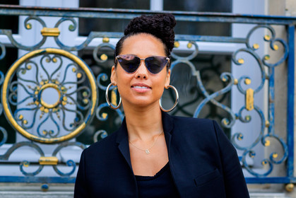 alicia keys, atmosphere details, AUTUMN WINTER 2017-2018, AW 17-18, black jacket, blazer, christian dior, detail, earrings, FALL WINTER 2017-2018, fashion week, frenchystyle, FW, FW 17-18, horizontal, jonathan paciullo, PARIS, PFW, street style, sunglasses