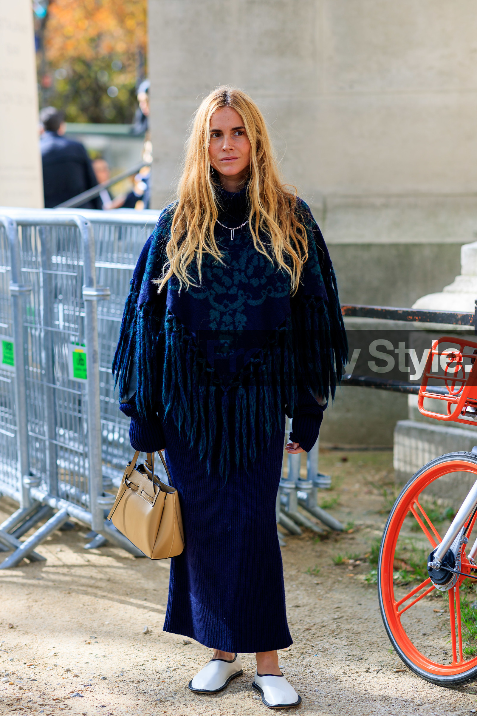blanca miro scrimieri, navy blue pullover, navy blue skirt, coat cape, pullover cape, knit skirt, knitwear, fringe pullover, long skirt, beige leather bag, loewe bag, white leather loafers, white leather shoes, flat shoes, PARIS, PFW, SPRING SUMMER 2020, SS 20, fashion week, frenchystyle, FW, jonathan paciullo, street style, vertical, full length