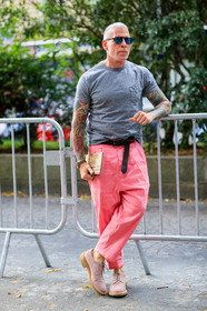 brown belt, fashion week, frenchystyle, full length, FW, grey t shirt, jonathan paciullo, leather shoes, MENSWEAR, nick wooster, PARIS, PFW, pink pants, pink shoes, SPRING SUMMER 2018, SS 18, street style, sunglasses, tattoos, trousers, vertical