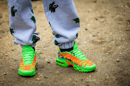 details, sporty, fluo green sneakers, nike, jogging pants, printed pants, grey pants, close up, fashion week, frenchystyle, FW, jonathan paciullo, street style, PARIS, PFW, SPRING SUMMER 2022, SS 22, atmosphere details, detail, horizontal