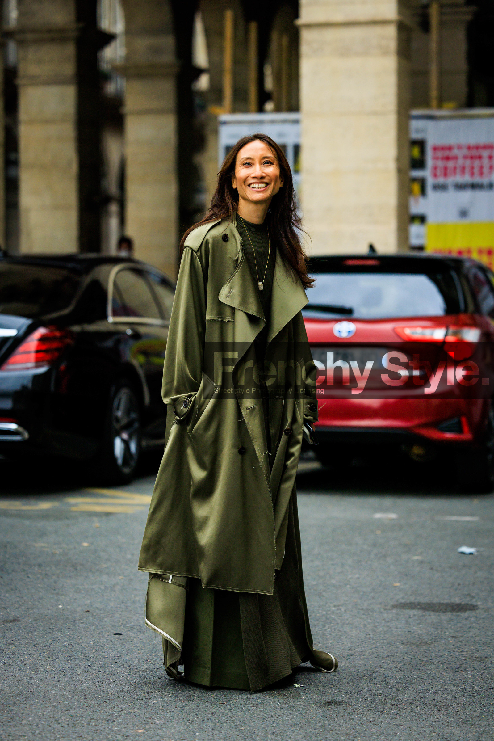total green look, silk trench, green trench, necklace, green dress, dark green top, street style, jonathan paciullo, FW, frenchystyle, fashion week, AUTUMN WINTER 2022-2023, FALL WINTER 2022_2023, FW 22-23, PFW, PARIS, full length, vertical