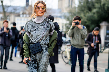 atmosphere details, AUTUMN WINTER 2017-2018, AW 17-18, beige sweater, black bag, camila coelho, detail, FALL WINTER 2017-2018, fashion week, frenchystyle, FW, FW 17-18, green jacket, grey pants, grey top, horizontal, jonathan paciullo, leather bag, PARIS, PFW, street style, sunglasses, velvet