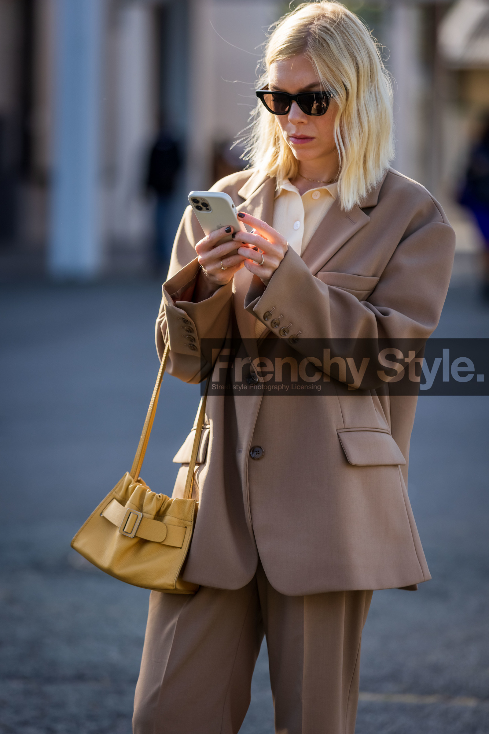 bag, beige blazer, beige pants, black, blazer, ecru shirt, leather bag, pants, smartphone, statement shoes, suit, sunglasses, yellow bag, street style, jonathan paciullo, FW, frenchystyle, fashion week, PFW, PARIS, SPRING SUMMER 2022, SS 22, vertical, atmosphere details, model