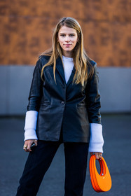 bag, black denim, black jacket, black jean, coperni bag, denim, fluo orange bag, jacket, leather bag, leather jacket, Monica de la Villardière, orange bag, white knitwear, street style, jonathan paciullo, FW, frenchystyle, fashion week, PFW, PARIS, SPRING SUMMER 2022, SS 22, vertical, atmosphere details