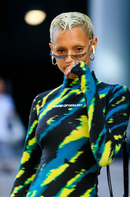 butterfly sunglasses, smoked sunglasses, thin sunglasses, dyed hair, short hair, airpod, hoop earrings, house of holland dress, tie and dye dress, black and green dress, turtleneck dress, future shape sunglasses, thin eyebrows, tight dress, fashion week, frenchystyle, FW, jonathan paciullo, street style, vertical, detail, atmosphere details
