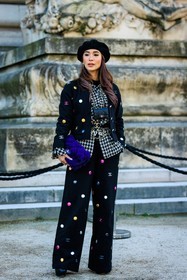 black beret, strass earrings, bkack jacket, short jacket, chanel jacket, multicolot jacket, multicolor pants, black trousers, chanel pants, multicolor studs pants, twee jacket, chanel jacket, mini bag, chanel mini bag, chanel belt, logo belt, chanel silver bet, blue handabag, chanel bag, furry bag, fluffy bafg, rings, close up, black heels, fashion week, frenchystyle, FW, jonathan paciullo, street style, PARIS, PFW, SPRING SUMMER 2022, SS 22, full length, vertical, heart evangelista