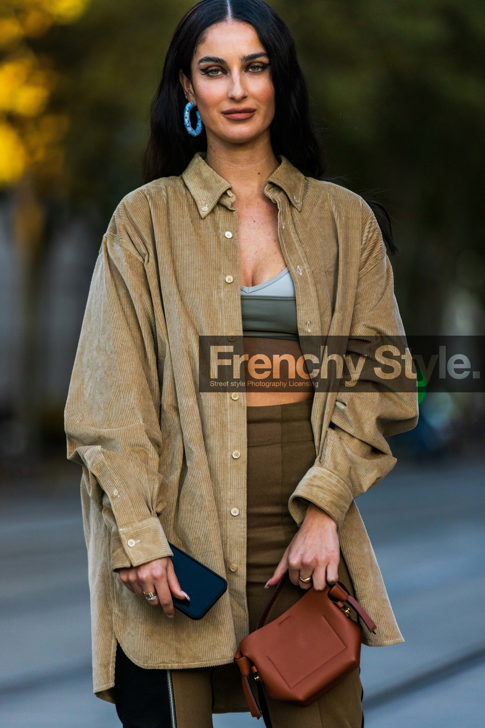 acne bag, acne studios look, bag, beige shirt, bicolor pants, blue earrings, bra, brown bag, corduroy shirt, earrings, Fiona Zanetti, hoops, kakhi bra, kakhi pants, leather bag, pants, shirt, slipt pants, zipped pants, street style, jonathan paciullo, FW, frenchystyle, fashion week, PFW, PARIS, SPRING SUMMER 2022, SS 22, vertical, atmosphere details