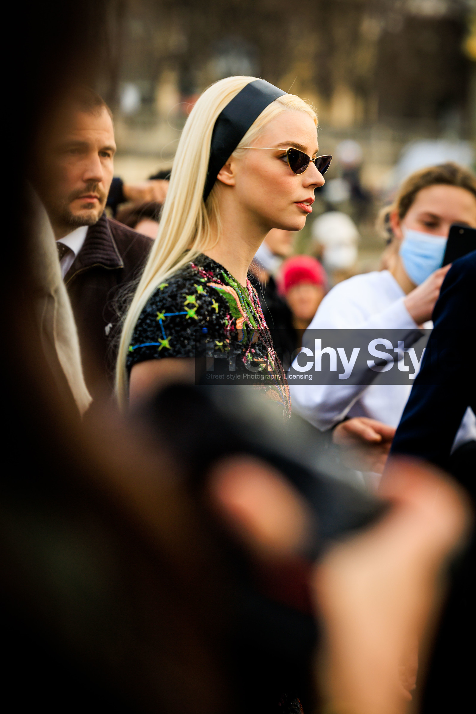 dior, dior sunglasses, blond hair, ribbon headband, printed dress, anya taylor joy, fashion week, frenchystyle, FW, jonathan paciullo, street style, AUTUMN WINTER 2022-2023, FALL WINTER 2022_2023, FW 22-23, PFW, PARIS, vertical, detail