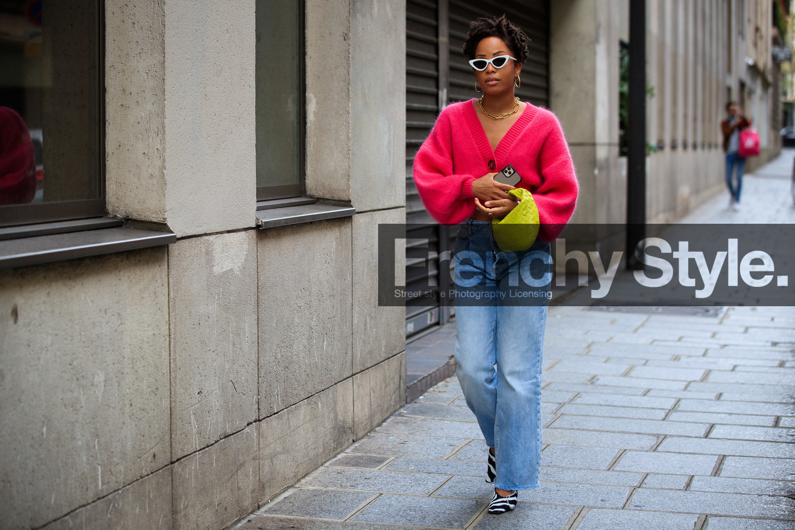 pink cardigan, light blue jeans, yellow leather bag, bottega veneta bag, plaited bag, hand bag, white sunglasses, butterfly sunglasses, golden earrings, golden necklace, big chain necklace, hoop earrings, denim, flare jeans, zebra printed shoes, bicolor shoes, animal printed pumps, bottega veneta shoes, PARIS, PFW, fashion week, frenchystyle, FW, jonathan paciullo, street style, SPRING SUMMER 2021, SS 21, horizontal, atmosphere details, full length