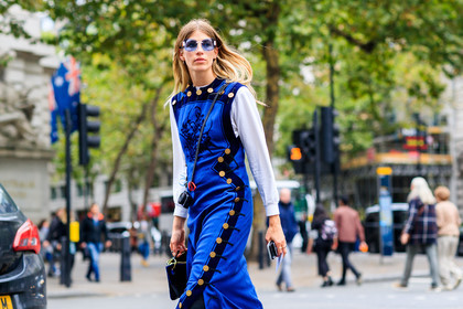 atmosphere details, black bag, blue dress, detail, fashion week, frenchystyle, FW, golden details, horizontal, jonathan paciullo, leather bag, LFW, LONDON, printed dress, SPRING SUMMER 2018, SS 18, street style, white top