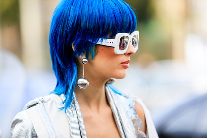 atmosphere details, AUTUMN WINTER 2017-2018, AW 17-18, blue hair, detail, dyed hair, earrings, FALL WINTER 2017-2018, fashion week, frenchystyle, fun sunglasses, FW, FW 17-18, horizontal, jonathan paciullo, marc jacobs, paco rabanne, PARIS, PFW, portrait, raincoat, shiny coat, silver jacket, sita abellan, street style, sunglasses