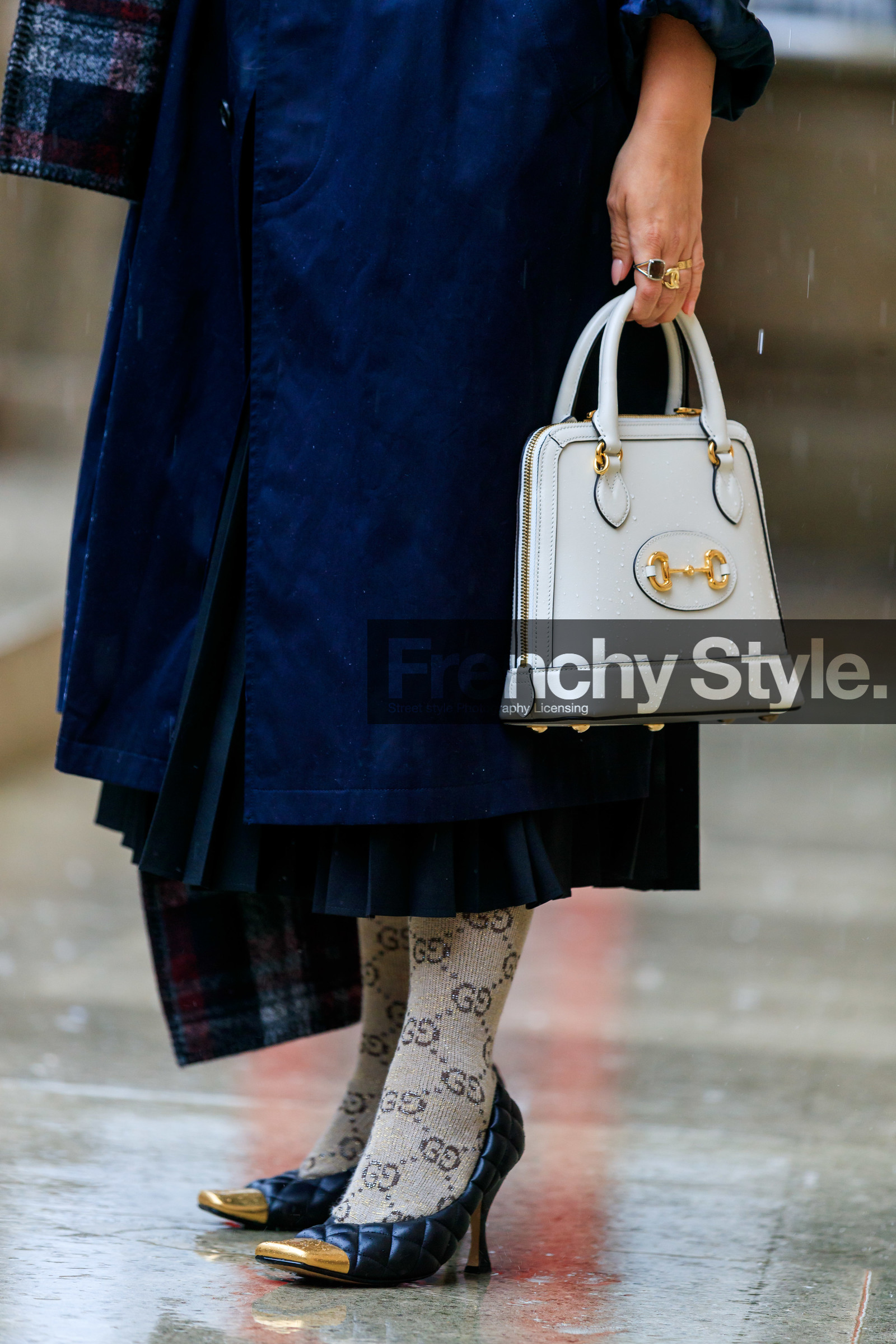 close up detail, white leather bag, gucci bag, gucci tights, beige tights, monogrammed tights, bottega veneta shoes, black leather shoes, golden shoes, quilted shoes, high heels shoes, fashion week, frenchystyle, FW, jonathan paciullo, street style, LFW, LONDON, AUTUMN WINTER 2020-2021, FALL WINTER 2020-2021, FW 20-21, vertical, atmosphere details, detail