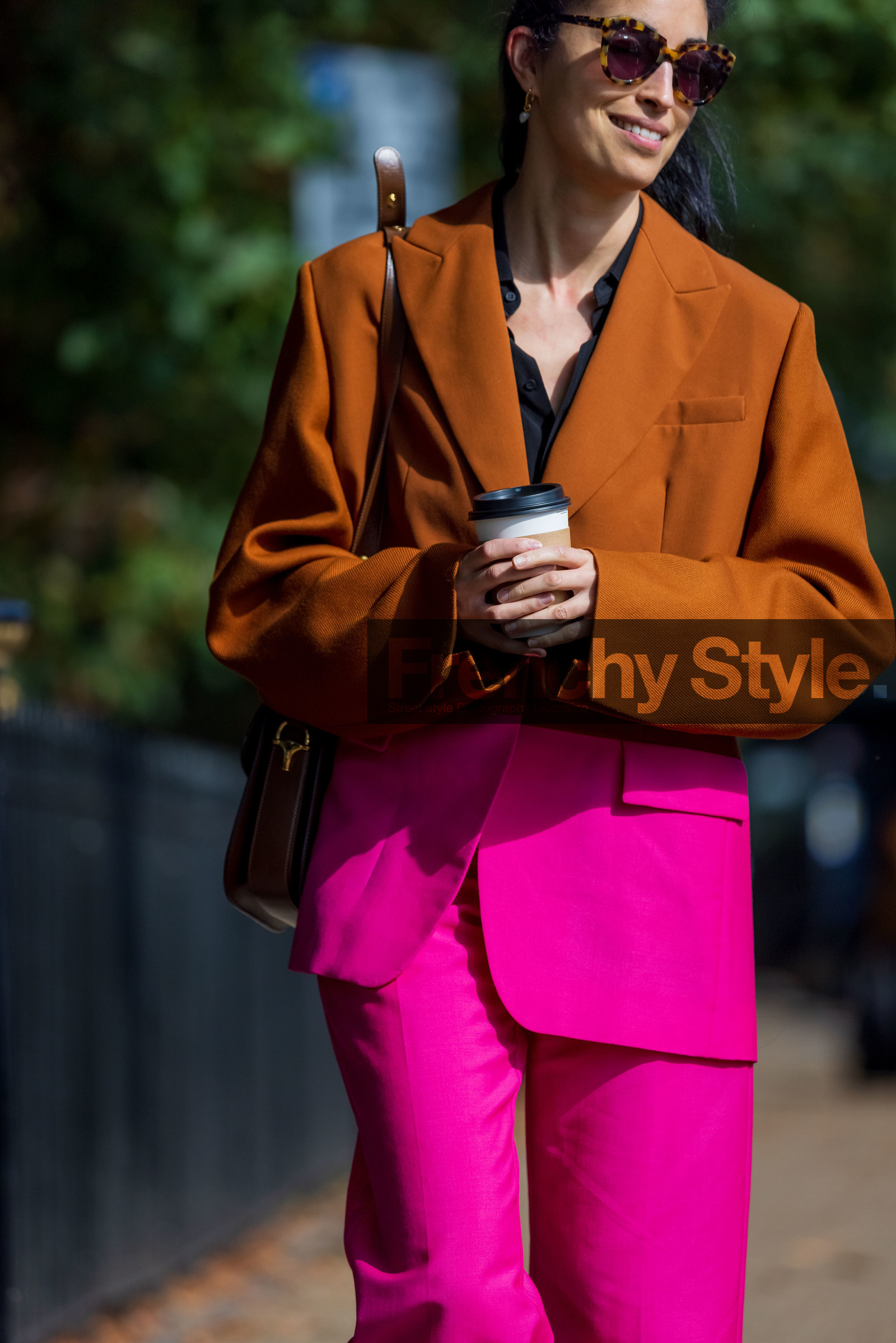 Caroline Issa, fuscia, blazer, suit, camel, trousers, handbag, sunglasses, fashion week, frenchystyle, FW, jonathan paciullo, street style, SS 22, SPRING SUMMER 2022, LFW, LONDON, vertical, atmosphere details, detail