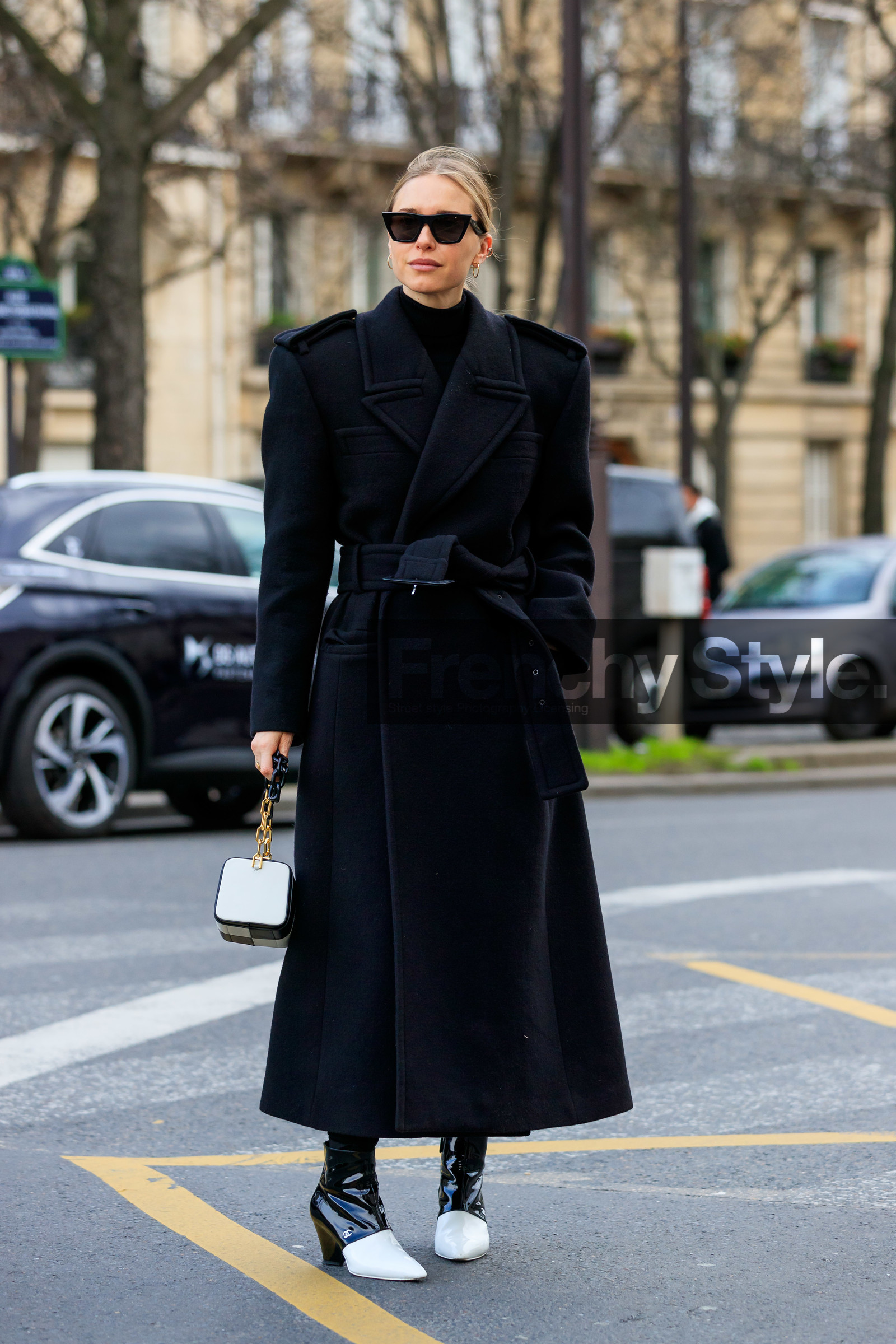 pernille teisbaek, black coat, belted coat, oversize coat, oversize shoulder, black sunglasses, black leather bag, black polish boots, black vinyl boots, white vinyl boots, vinyl boots, polish boots, low boots, kitten heels boots, bicolor boots, chanel boots, bicolor bag, golden chain strap bag, checked bag, striped bag, celine sunglasses, butterfly sunglasses, hand bag, fashion week, frenchystyle, FW, jonathan paciullo, street style, PFW, PARIS, AUTUMN WINTER 2020-2021, FALL WINTER 2020-2021, FW 20-21, vertical, full length