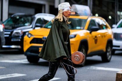 kaki cape, kaki jacket, kaki parka, zipped jacket, white hat, prada hat, plastic hat, brown leather bag, round shape bag, black vinyl pants, michael kors bag, fashion week, frenchystyle, FW, jonathan paciullo, street style, NYFW, NEW YORK, AUTUMN WINTER 2020-2021, FALL WINTER 2020-2021, FW 20-21, horizontal, atmosphere details, detail
