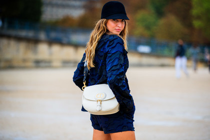 carla ginola, dior jacket, dior shorts, dior strap bag, dior cap, dior total look, navy blue jacket, navy blue shorts, mini shorts, patchwork jacket, patchwork shorts, used jacket, used shorts, tie and dye strap bag, studs strap bag, black cap, crossbody bag, fashion week, frenchystyle, FW, jonathan paciullo, street style, PFW, PARIS, SPRING SUMMER 2021, SS 21, horizontal, atmosphere details, detail