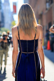 atmosphere details, back detail, blue dress, detail, fashion week, frenchystyle, FW, jonathan paciullo, NEW YORK, NYFW, pleats, SPRING SUMMER 2018, SS 18, street style, tattoos, veronika heilbrunner, vertical