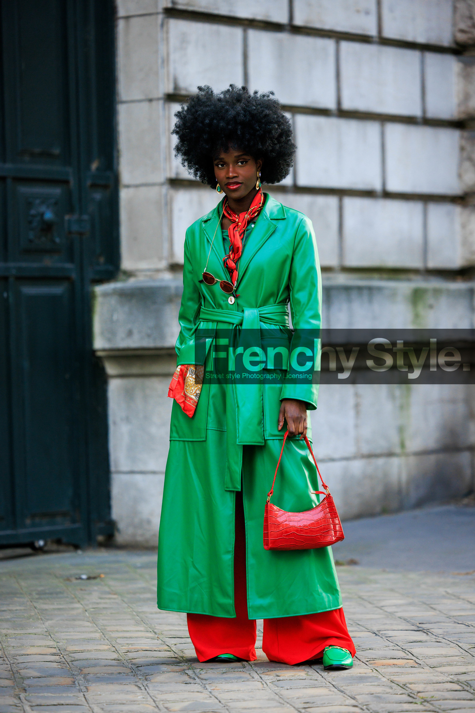 green loafers, afro hair, red scarf, green trench coat, long trench, red trousers, flared pants, red handbag, red sunglasses, croco bag, street style, jonathan paciullo, FW, frenchystyle, fashion week, AUTUMN WINTER 2022-2023, FALL WINTER 2022_2023, FW 22-23, PARIS, PFW, full length, vertical