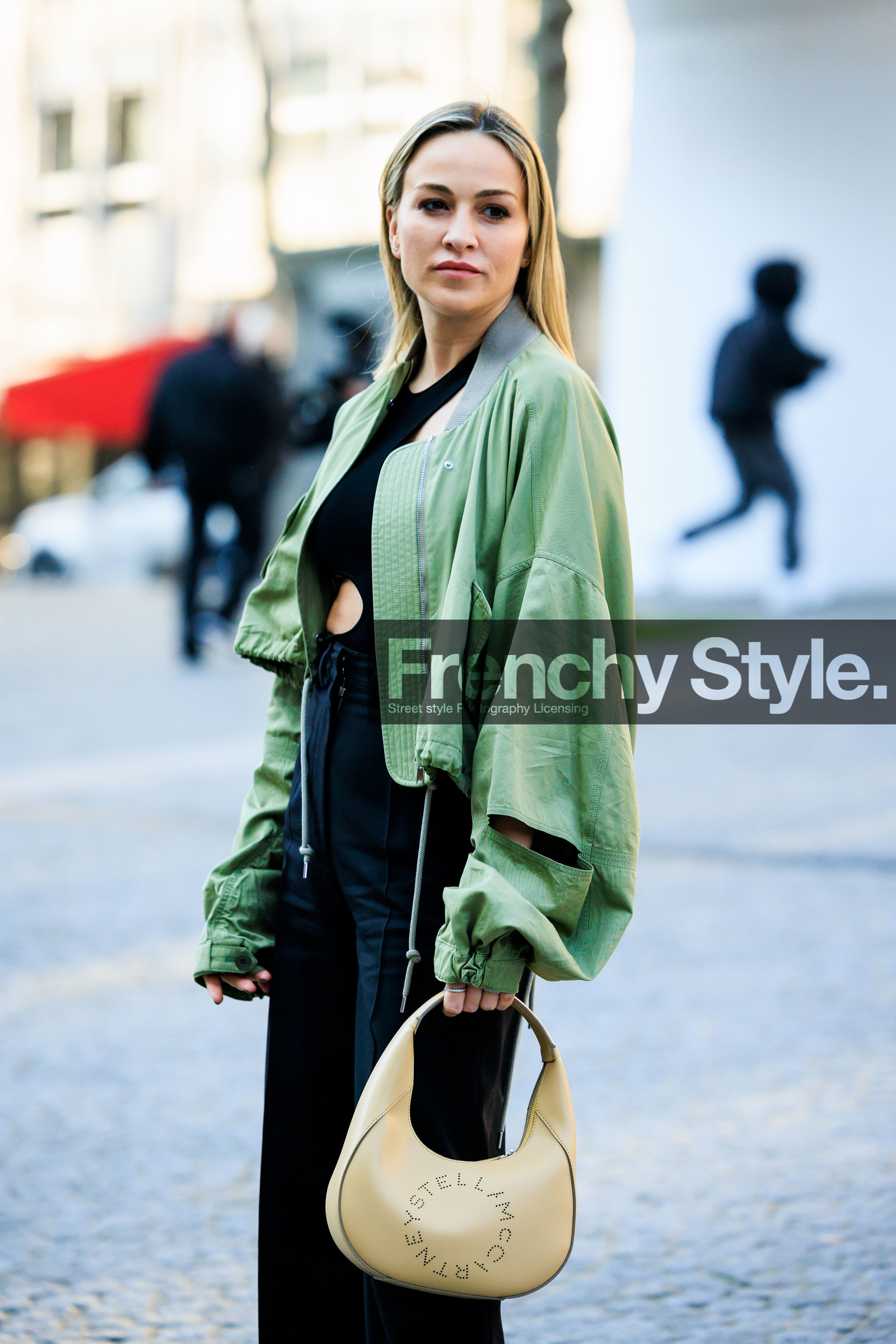 stella mcartney handbag, beige handbag, logo bag, green jacket, cutout top, black top, black trousers, highwaist pants, street style, jonathan paciullo, FW, frenchystyle, fashion week, AUTUMN WINTER 2022-2023, FALL WINTER 2022_2023, FW 22-23, PFW, PARIS, vertical, detail