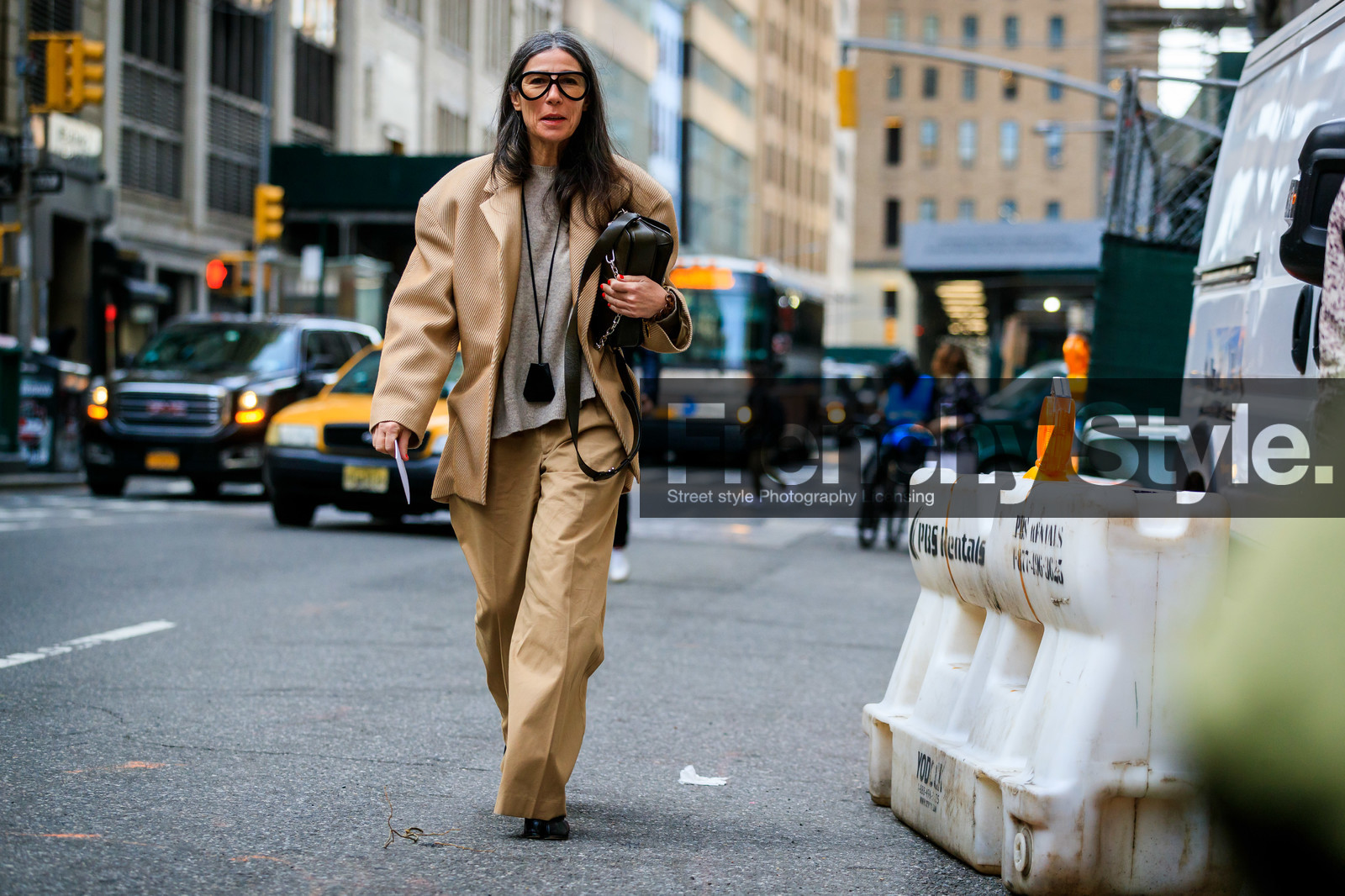 Véronique Tristram, beige jacket, beige pants, beige suits, black glasses, big glasses, aviator glasses, light grey pullover, oversize jacket, striped jacket, kaki leather bag, black necklace, leather necklace, long necklace, fashion week, frenchystyle, FW, jonathan paciullo, street style, NYFW, NEW YORK, AUTUMN WINTER 2020-2021, FALL WINTER 2020-2021, FW 20-21, horizontal, atmosphere details, full length