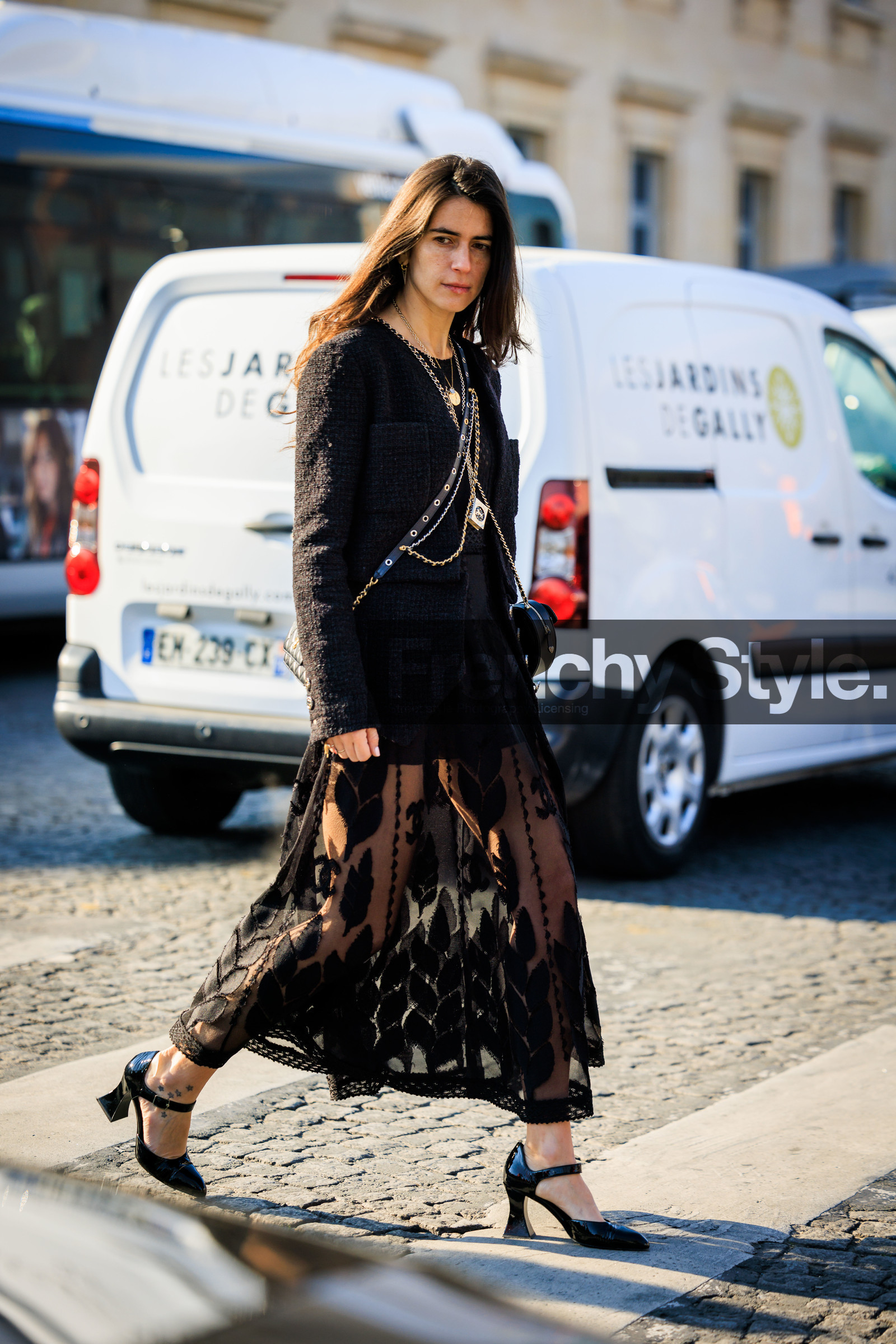 tweed jacket, black jacket, multiple accesories, mini handbag, chanel bag, mini bag, chanel, long skirt, black skirt, embroidered skirt, black pumps, chanel pumps, chiara totire, street style, jonathan paciullo, FW, frenchystyle, fashion week, AUTUMN WINTER 2022-2023, FALL WINTER 2022_2023, FW 22-23, PFW, PARIS, full length, vertical