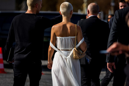 bag, beige bag, bustier top, chain bag, chiffon top, hairstyle, Iris Law, pleated top, printed bag, short hair, skirt, top, tulle skirt, tulle top, white shikt, white top, back, back detail, street style, jonathan paciullo, FW, frenchystyle, fashion week, PFW, PARIS, SPRING SUMMER 2022, SS 22, horizontal, atmosphere details