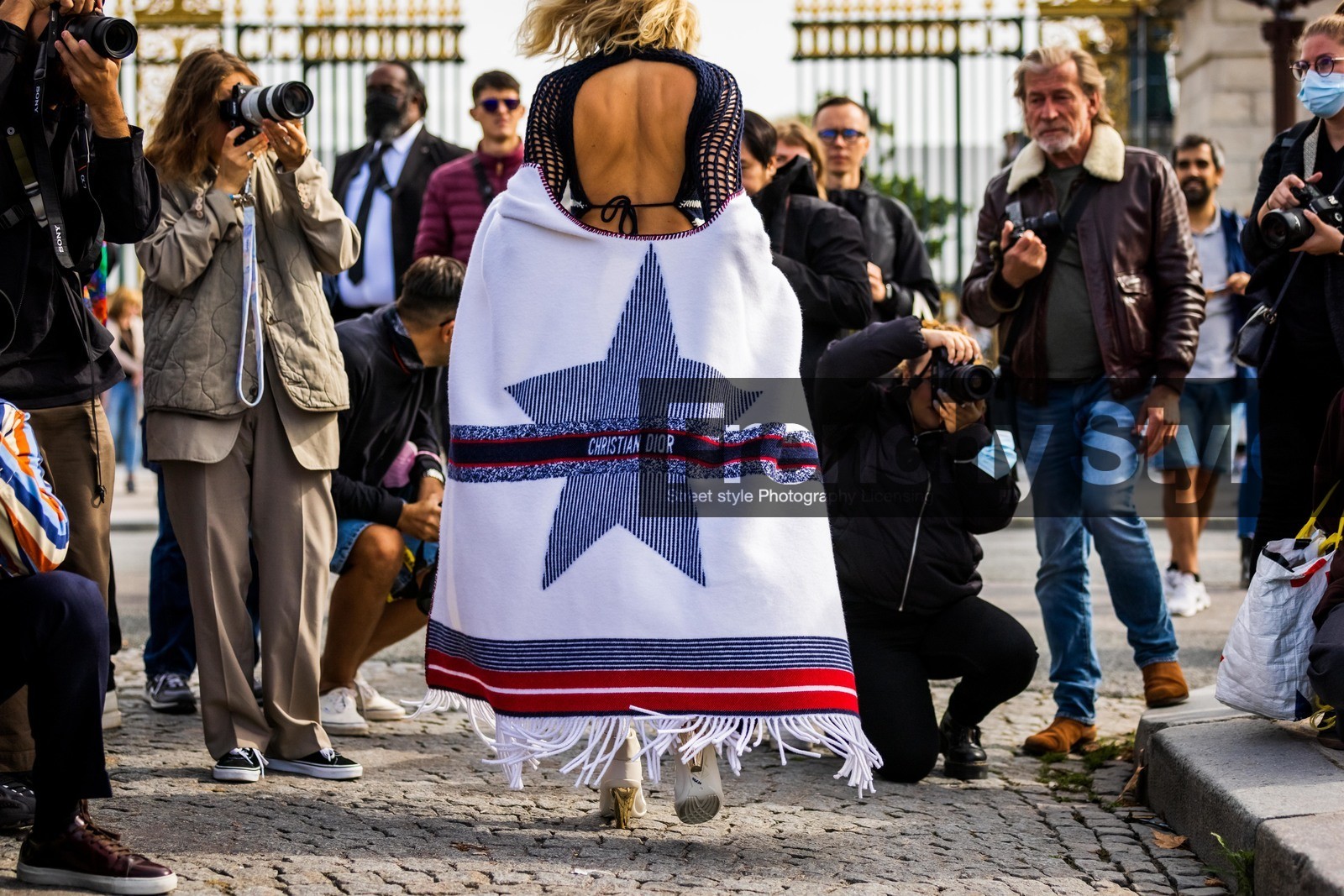 back, blanket, blue blanket, blue poncho, dior print, Elena Perminova, fringes, fringes blanket, fringes poncho, navy knit, open back, poncho, print, stripes, white blanket, white poncho, street style, jonathan paciullo, FW, frenchystyle, fashion week, PFW, PARIS, SPRING SUMMER 2022, SS 22, horizontal, atmosphere details