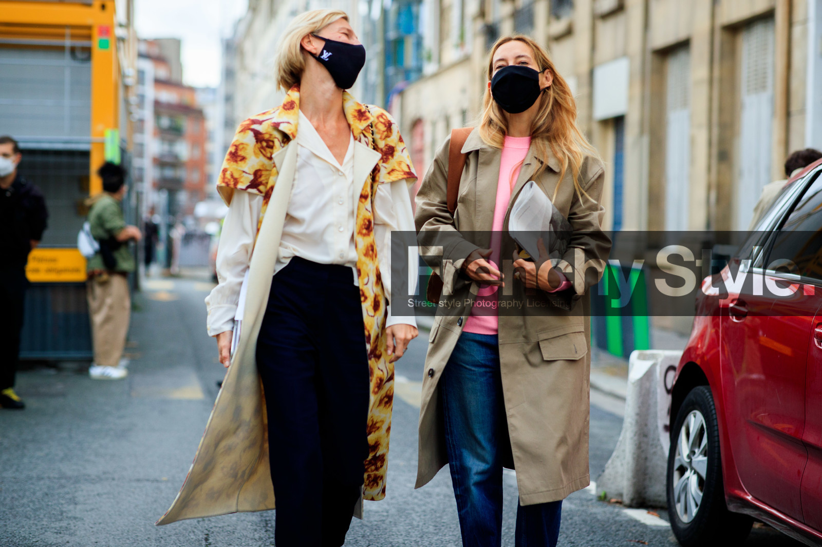 alexandra golovanoff, elizabeth von der goltz, beige trench coat, pink pullover, yellow jacket, floral printed jacket, sleeveless jacket, long jacket, blue jeans, denim, covid face mask, fashion week, frenchystyle, FW, jonathan paciullo, street style, PFW, PARIS, SPRING SUMMER 2021, SS 21, horizontal, atmosphere details, detail