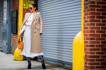 beige coat, black boots, black shoes, camel bag, checked, graphic bag, graphic dress, graphic jacket, high boots, high heels, houndstooth pattern, leather bag, leather shoes, over the shoulder, plaid, polka dot, printed dress, printed jacket, sunglasses, tartan, white dress, street style, jonathan paciullo, FW, frenchystyle, fashion week, NYFW, NEW YORK, AUTUMN WINTER 2018-2019, AW 18-19, FALL WINTER 2018-2019, FW 18-19, atmosphere details, horizontal, full length, danielle bernstein