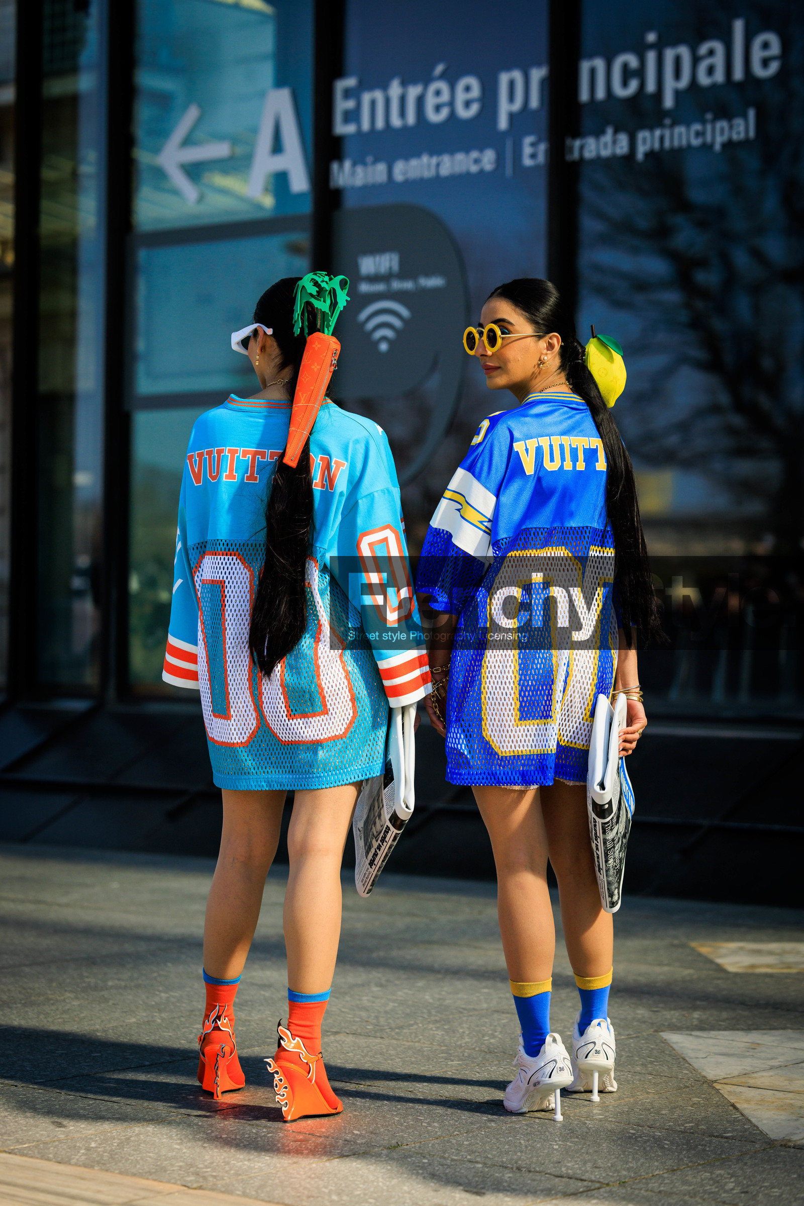 necklaces, basketball shirt, sporty look, multicolor look, twins, blue shirt, louis vuitton shirt, orange sunglasses, yellow, white sneakers, white heels, sunglasses, louis vuitton, newpapers, green, blue socks, orange socks, scrunchie, yellow, sneakers heels, scrunchie, orange sandals, street style, jonathan paciullo, FW, frenchystyle, fashion week, AUTUMN WINTER 2022-2023, FALL WINTER 2022_2023, FW 22-23, PFW, PARIS, full length, vertical