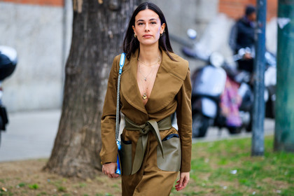 atmosphere details, AUTUMN WINTER 2017-2018, AW 17-18, blue bag, camel coat, detail, FALL WINTER 2017-2018, fashion week, fendi, frenchystyle, FW, FW 17-18, horizontal, jonathan paciullo, leather bag, metallic bag, MFW, MILAN, shiny bag, street style, trench coat